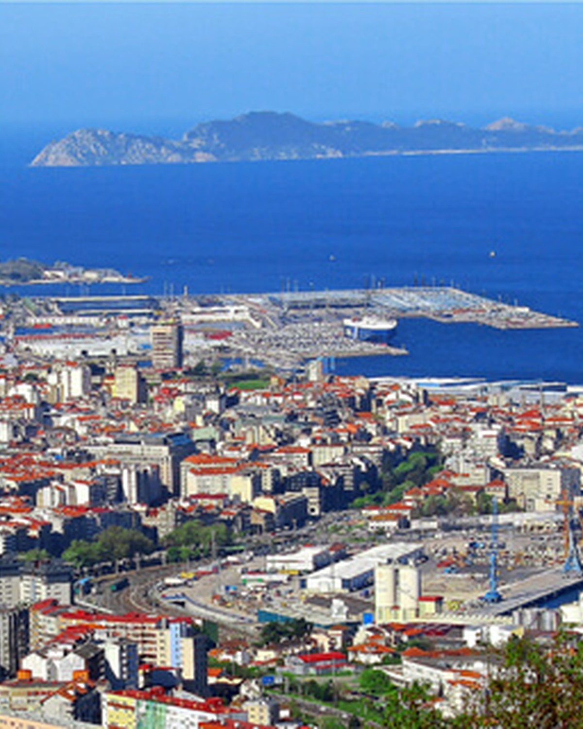 Ría de Vigo estuary and city view